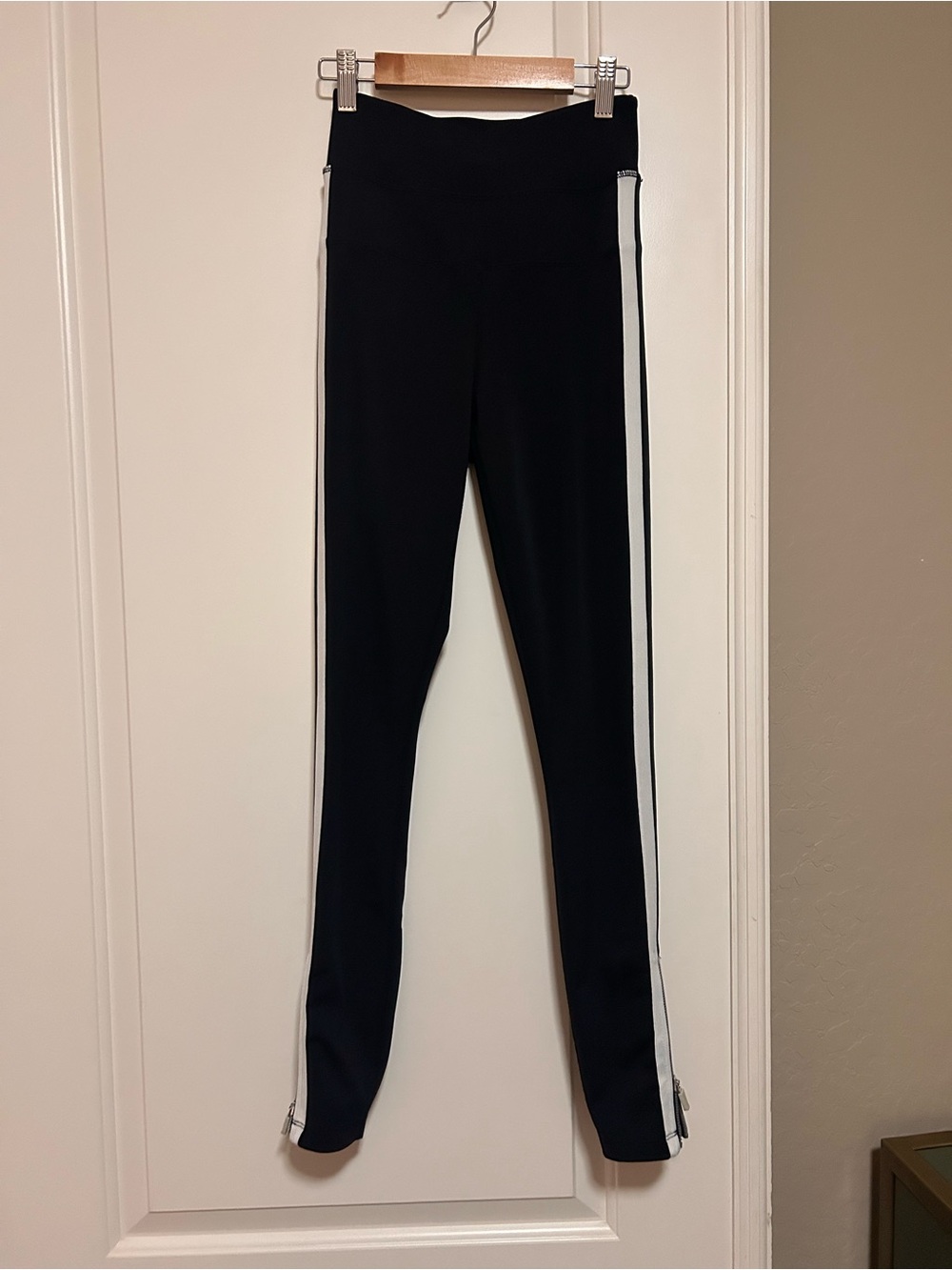 NWOT🧘🏽‍♀️🪷Spiritual Gangster Black Leggings 🧘🏽‍♀️Side Stripes & Zippers 🪷🧘🏽‍♀️